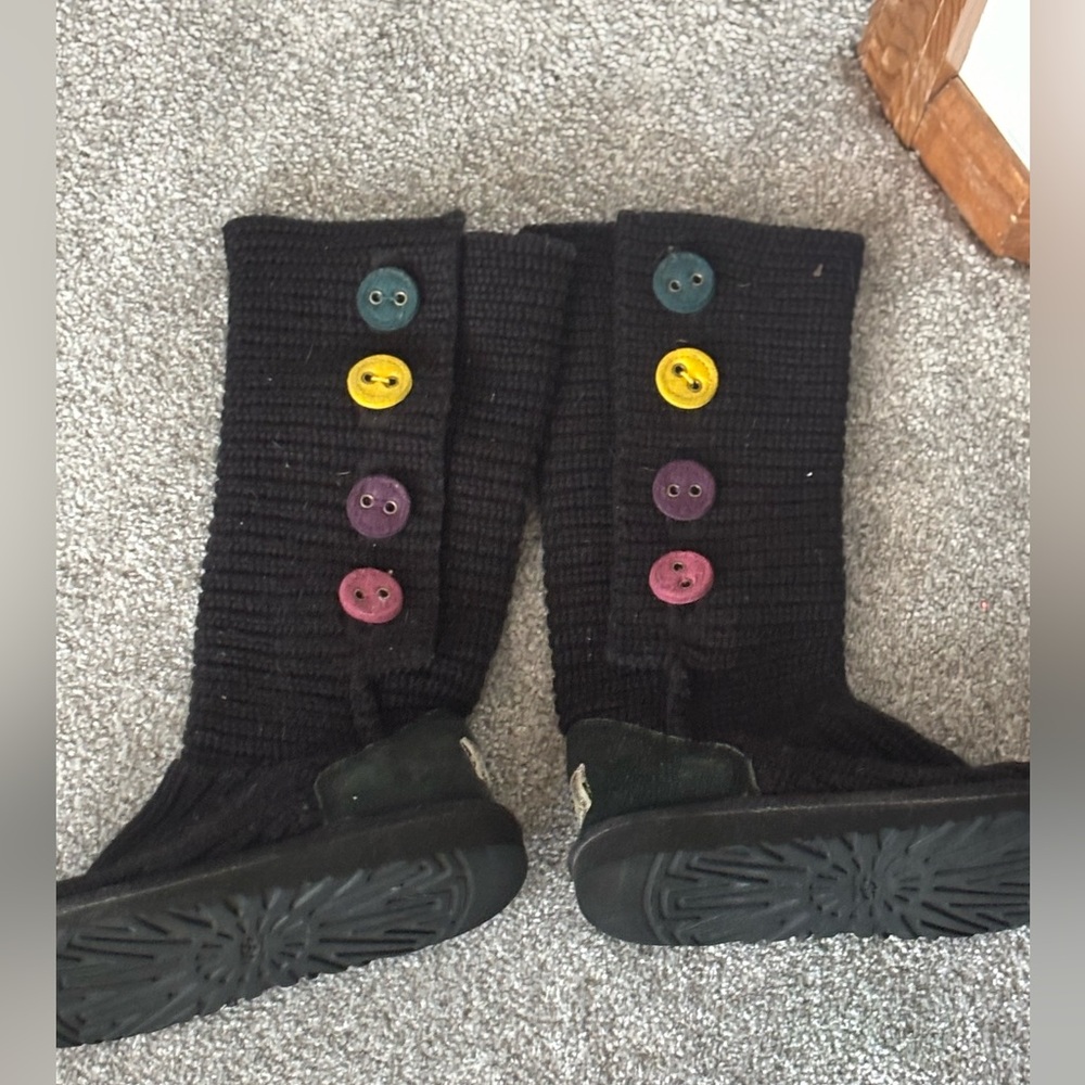 Black size 7 Ugg’s knit
